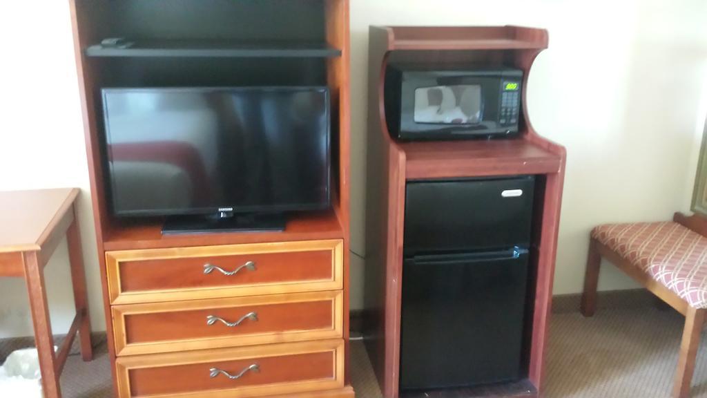 Baymont By Wyndham Paris Motel Room photo