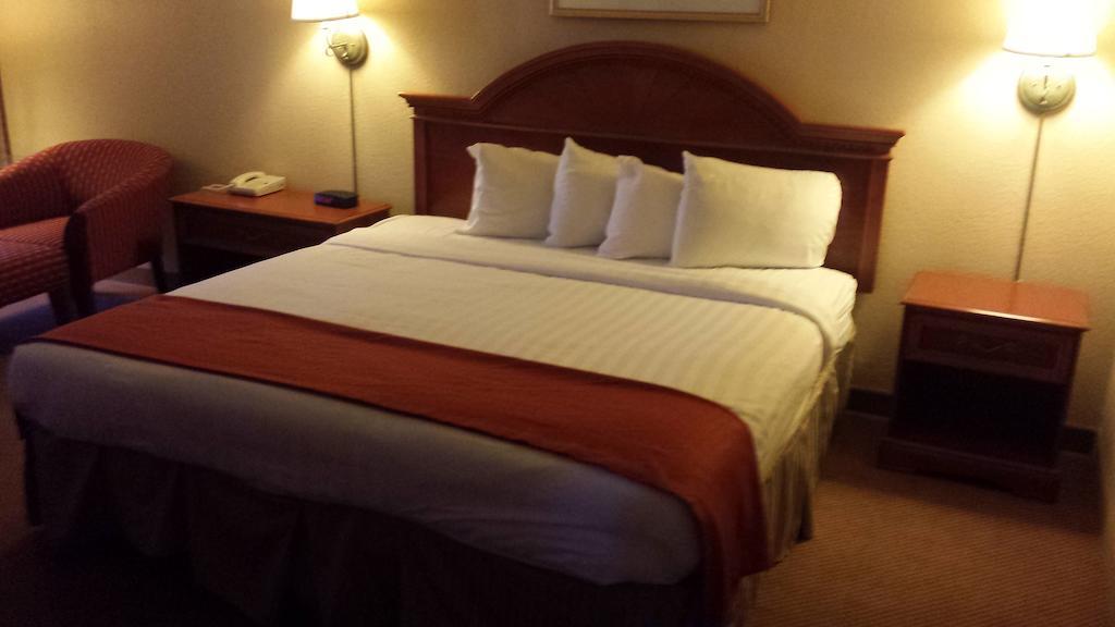 Baymont By Wyndham Paris Motel Room photo