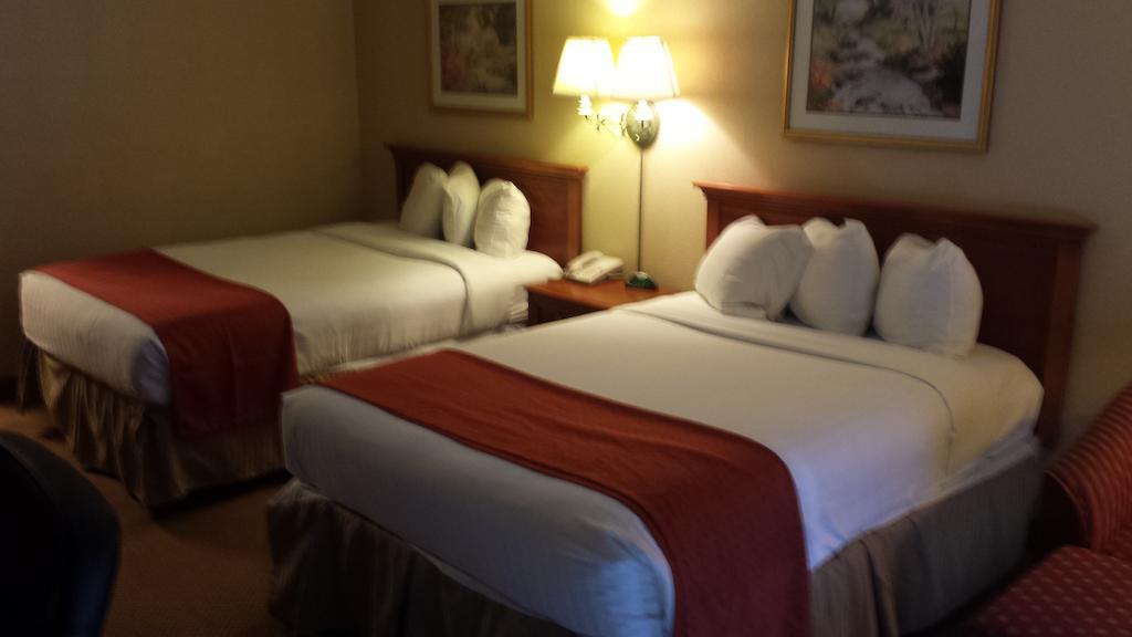 Baymont By Wyndham Paris Motel Room photo