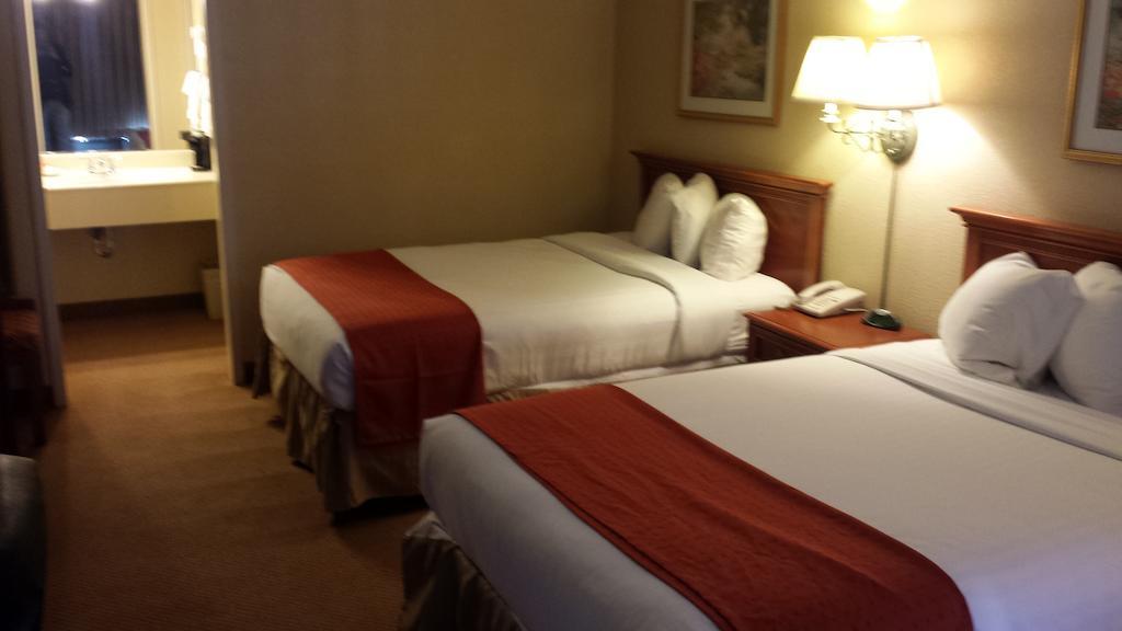 Baymont By Wyndham Paris Motel Room photo