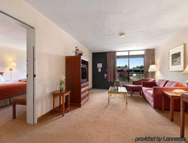 Baymont By Wyndham Paris Motel Room photo