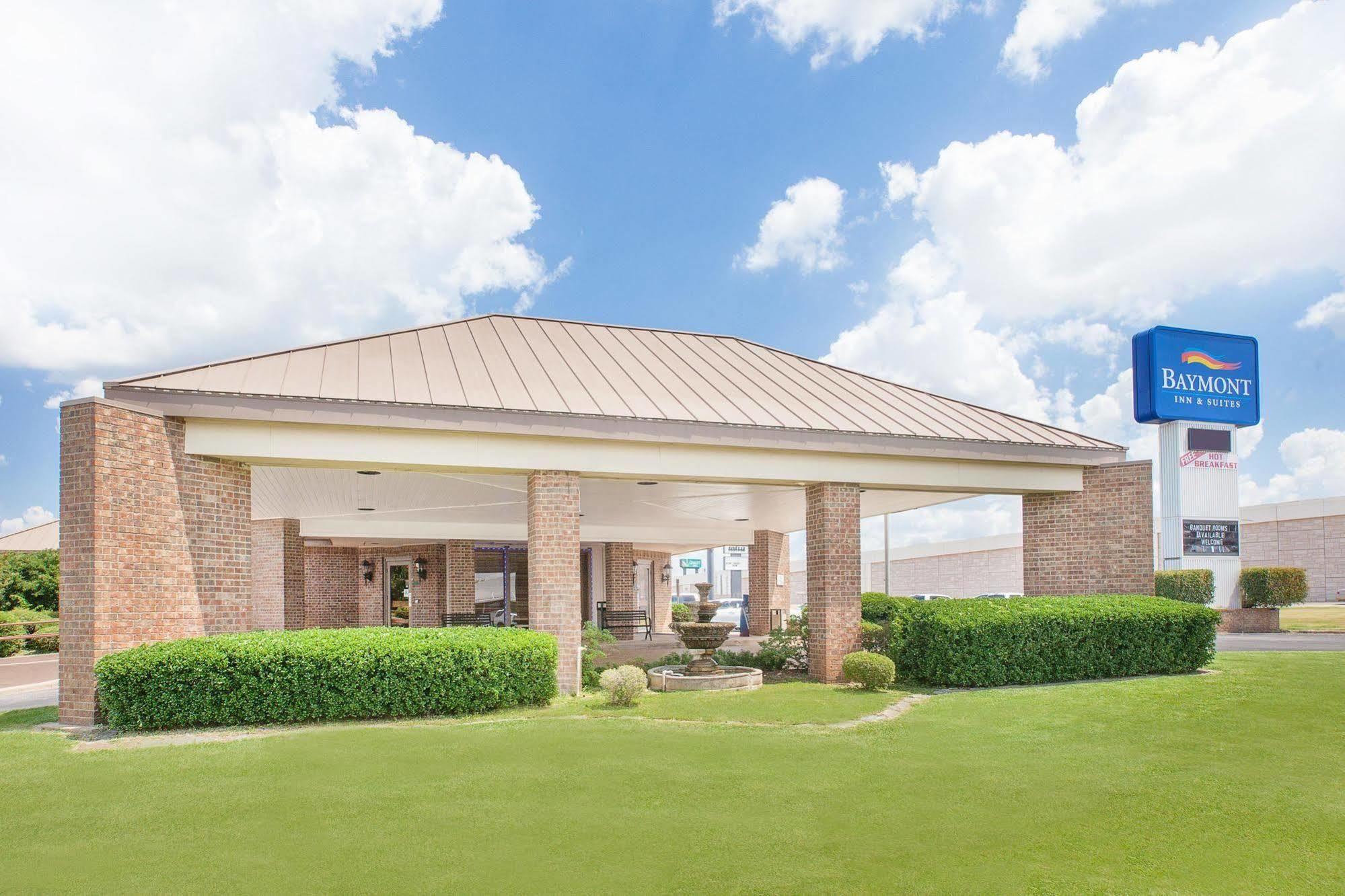 Baymont By Wyndham Paris Motel Exterior photo