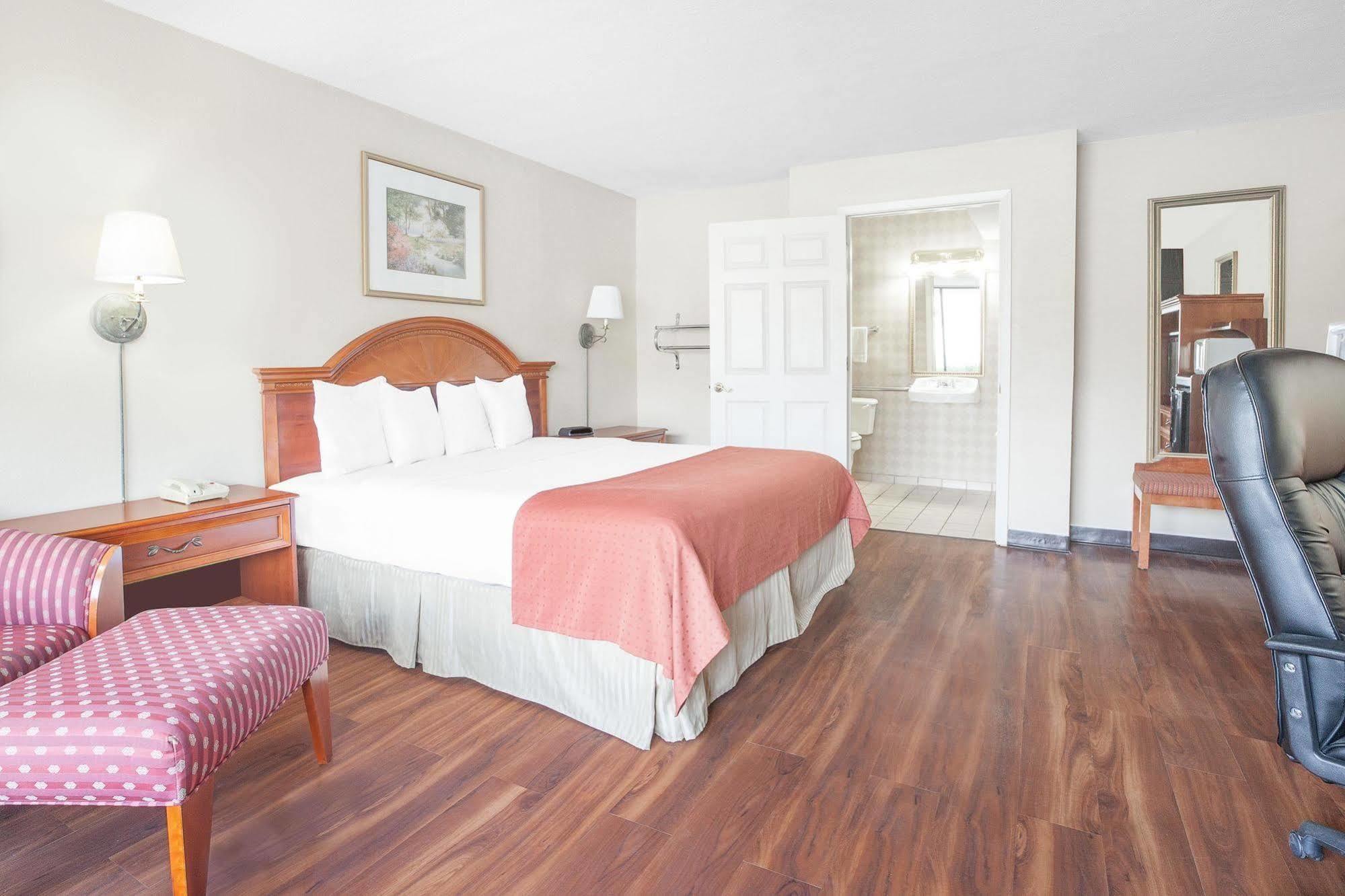 Baymont By Wyndham Paris Motel Exterior photo