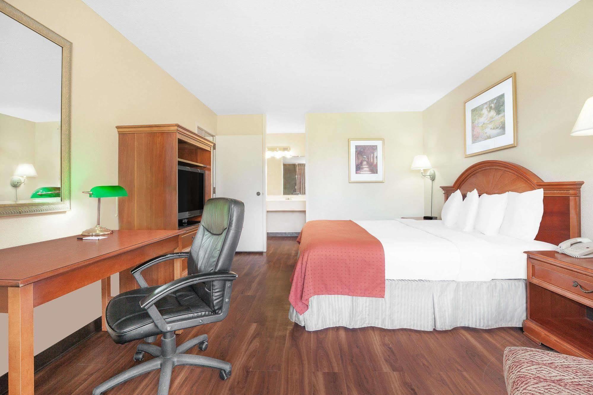 Baymont By Wyndham Paris Motel Exterior photo