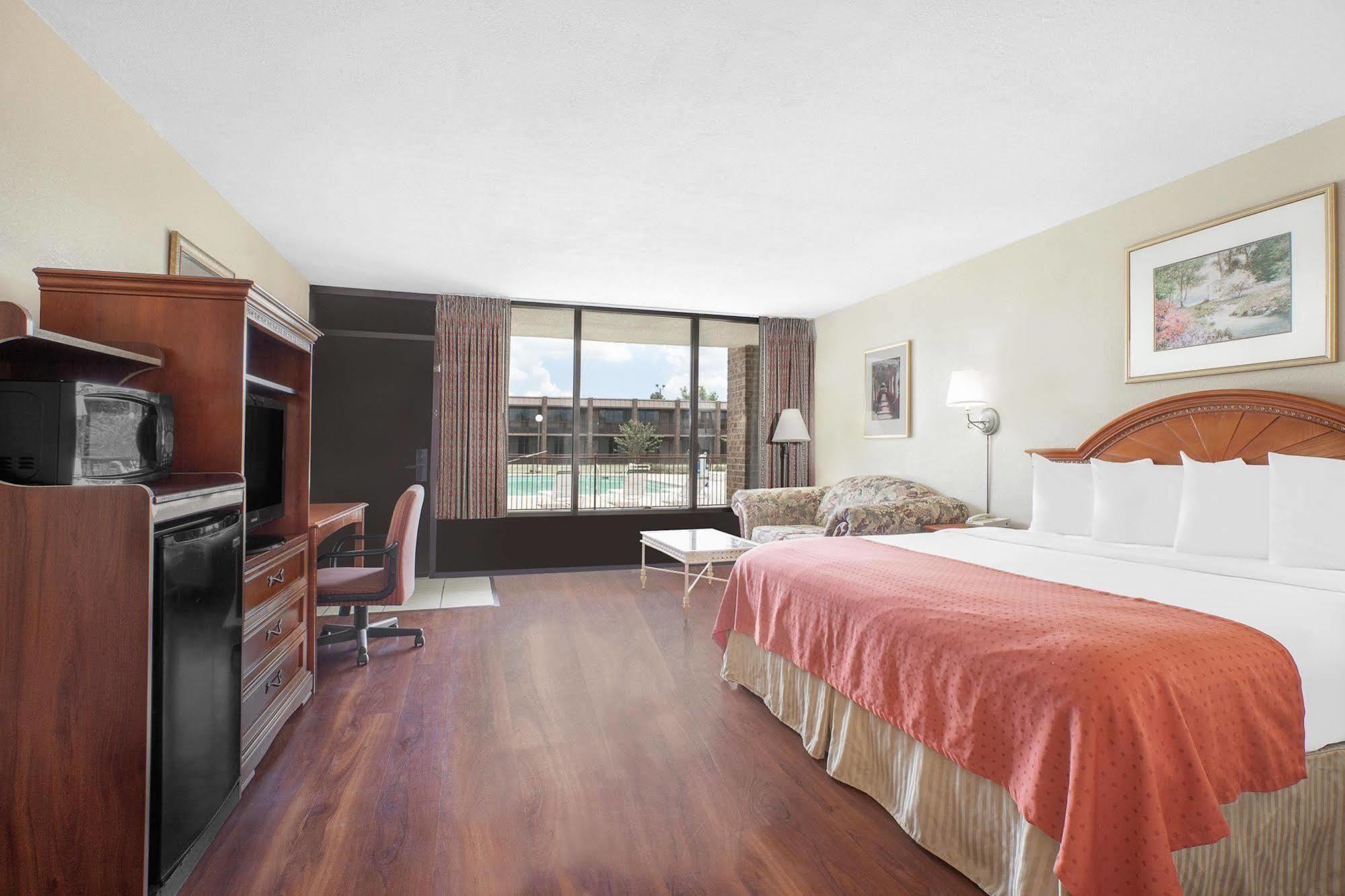 Baymont By Wyndham Paris Motel Exterior photo