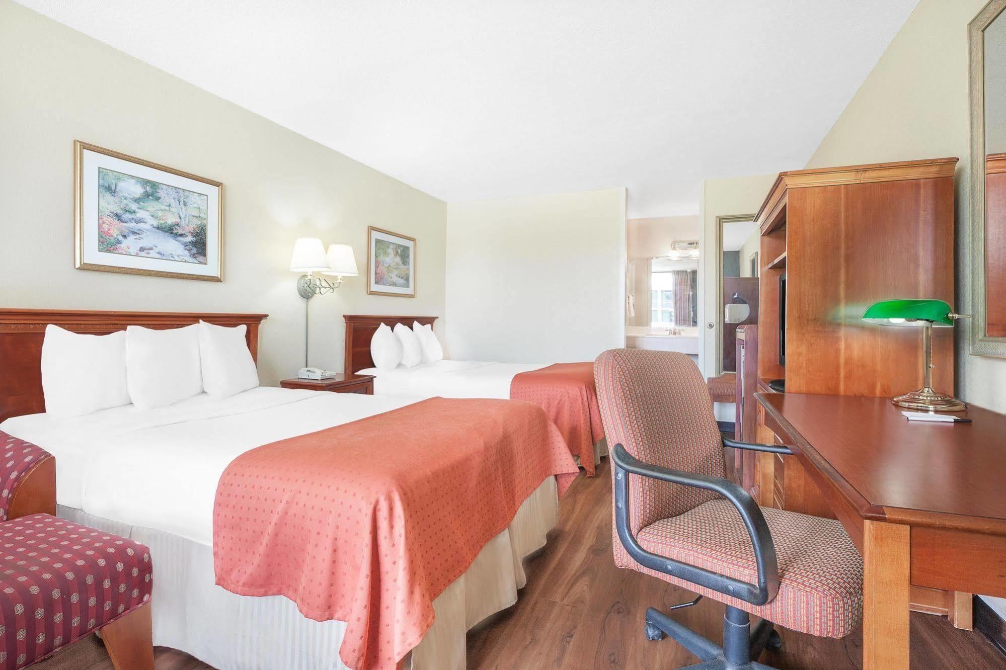 Baymont By Wyndham Paris Motel Exterior photo