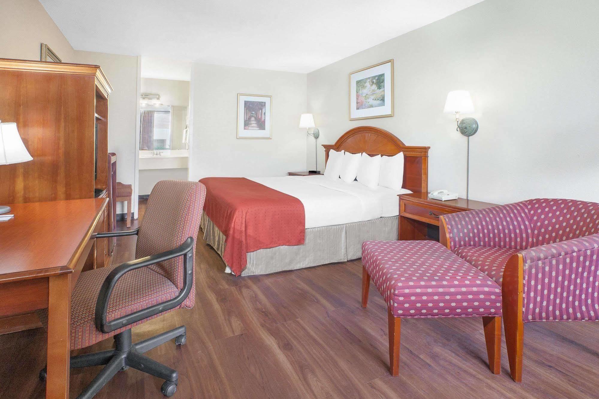 Baymont By Wyndham Paris Motel Exterior photo