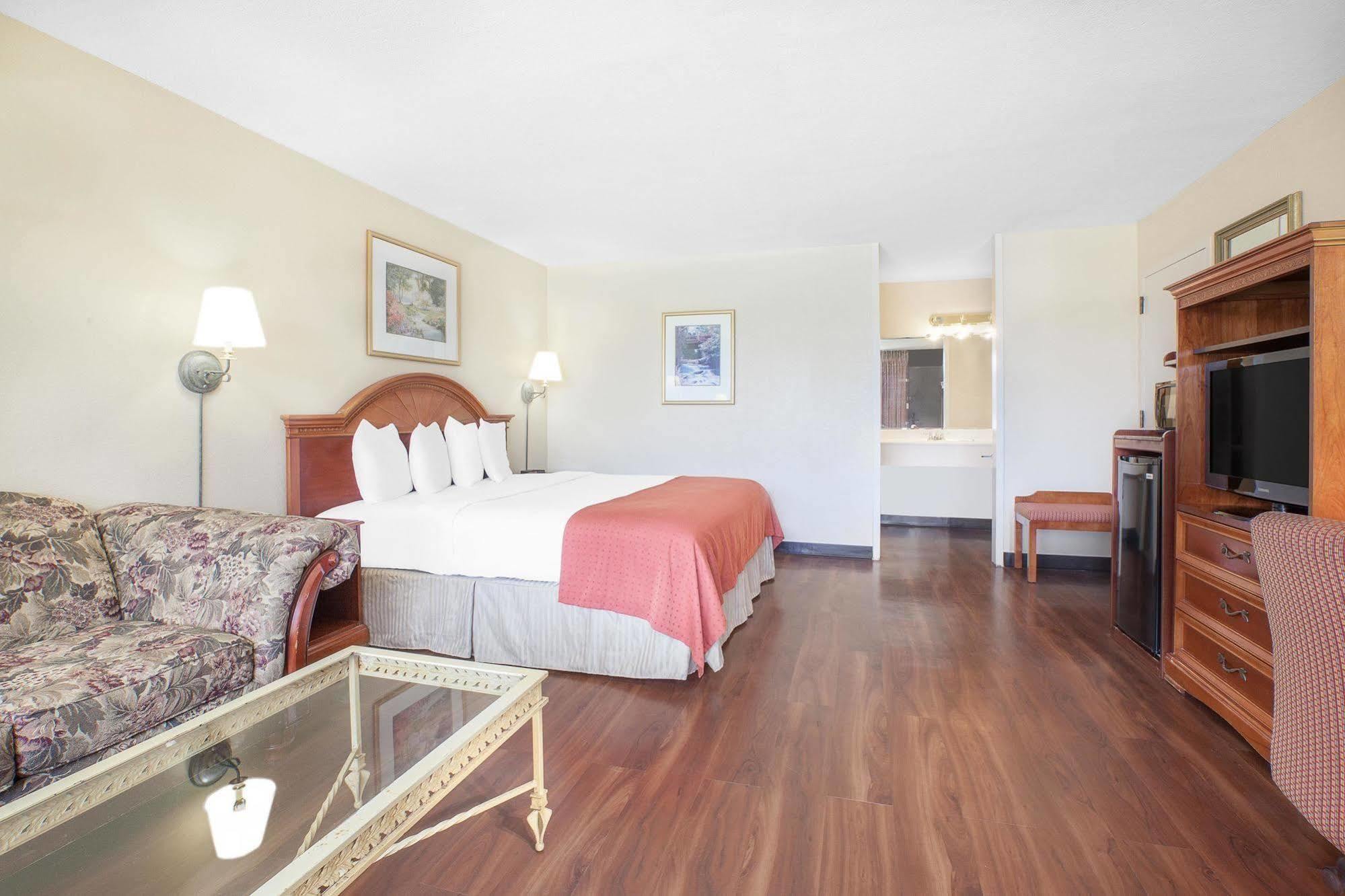 Baymont By Wyndham Paris Motel Exterior photo