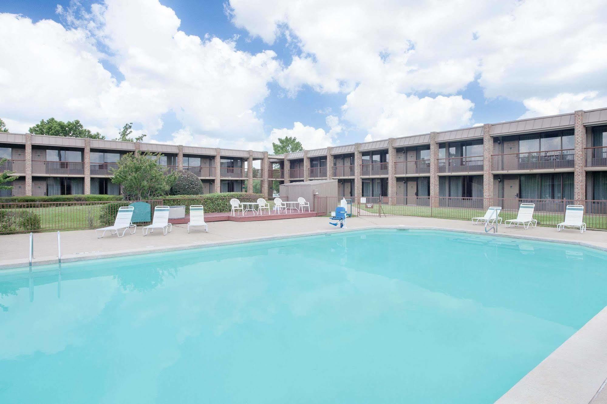 Baymont By Wyndham Paris Motel Exterior photo